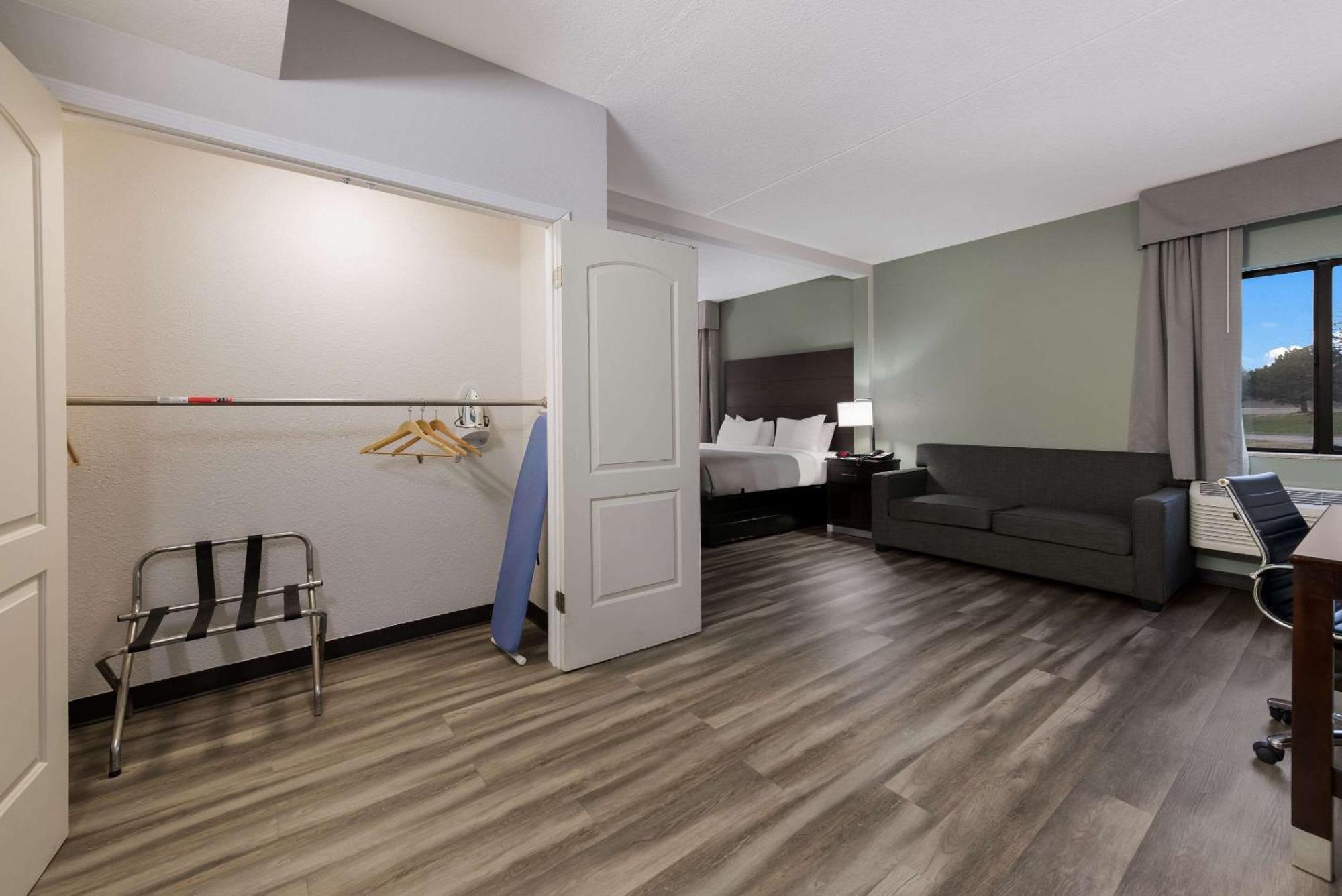 Quality Inn Merriam Kansas City Eksteriør billede
